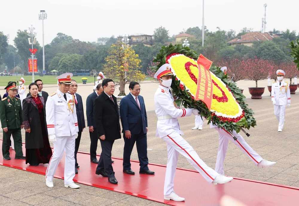 Đoàn lãnh đạo Đảng, Nhà nước, MTTQ Việt Nam đặt vòng hoa, vào Lăng viếng Chủ tịch Hồ Chí Minh, sáng 19-1. Ảnh: VIẾT CHUNG