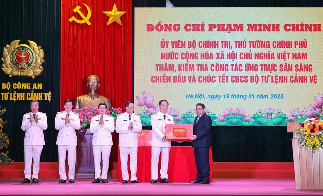 Thủ tướng Phạm Minh Chính tặng quà cán bộ, chiến sĩ Bộ Tư lệnh Cảnh vệ. Ảnh: VIẾT CHUNG Thủ tướng Phạm Minh Chính tặng quà cán bộ, chiến sĩ Bộ Tư lệnh Cảnh vệ. Ảnh: VIẾT CHUNG