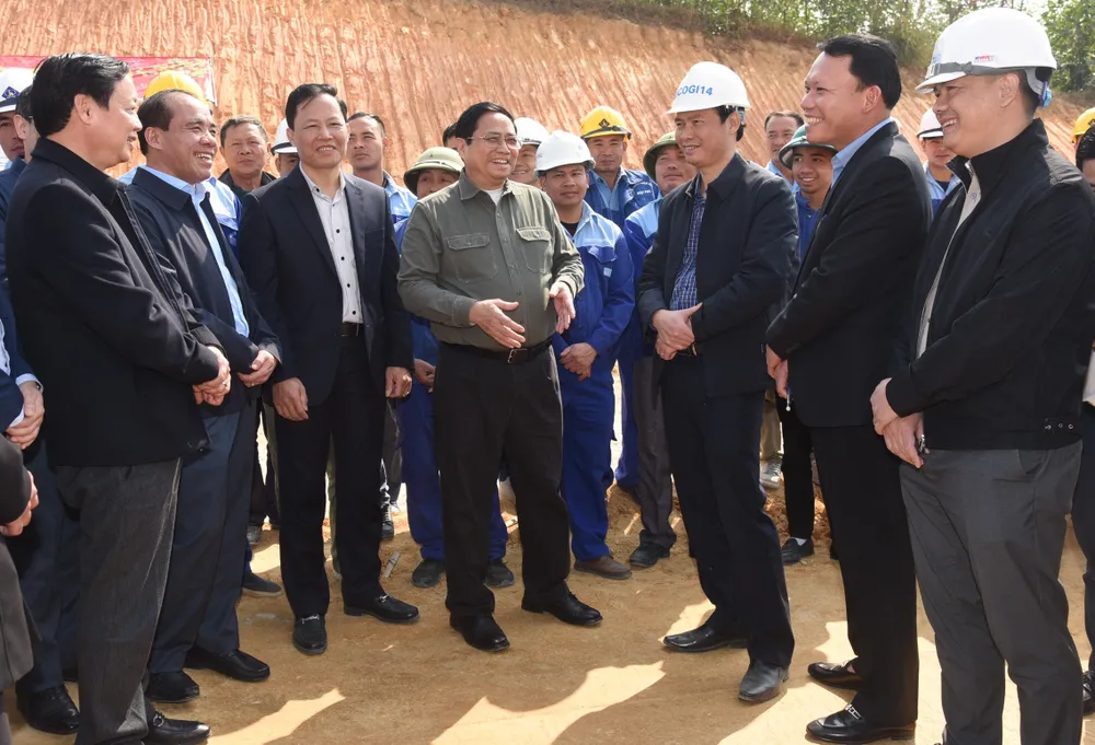 Thủ tướng Phạm Minh Chính kiểm tra tình hình thực hiện dự án đầu tư xây dựng đường cao tốc Tuyên Quang - Phú Thọ kết nối với cao tốc Nội Bài - Lào Cai. Ảnh: VIẾT CHUNG