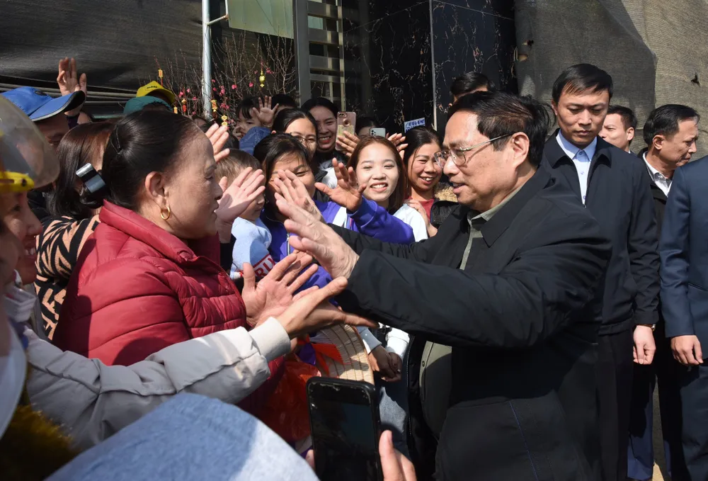 Thủ tướng Phạm Minh Chính thăm, chúc tết công nhân công trường và nhân dân khu tái định cư. Ảnh: VIẾT CHUNG