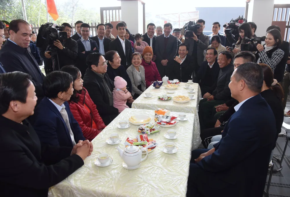 Thủ tướng thăm, chúc tết người dân khu tái định cư. Ảnh: VIẾT CHUNG