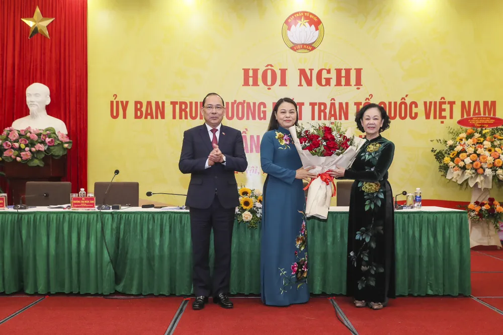 Đồng chí Trương Thị Mai (phải) chúc mừng bà Nguyễn Thị Thu Hà và ông Hoàng Công Thủy Đồng chí Trương Thị Mai (phải) chúc mừng bà Nguyễn Thị Thu Hà và ông Hoàng Công Thủy