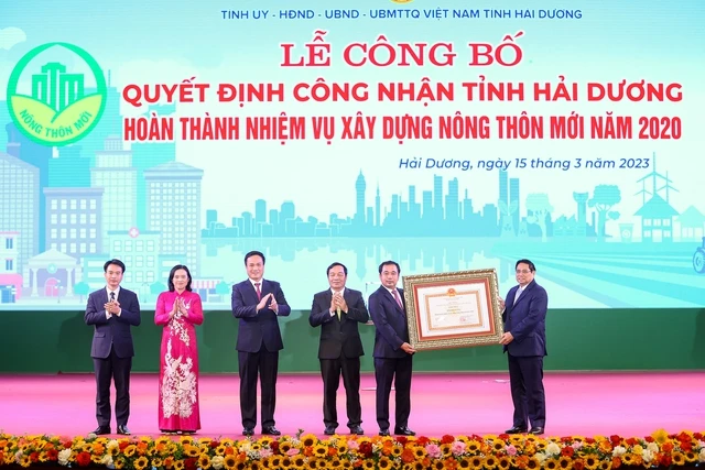 Thủ tướng Phạm Minh Chính trao Quyết định công nhận tỉnh Hải Dương hoàn thành nhiệm vụ xây dựng nông thôn mới. Ảnh: VIẾT CHUNG