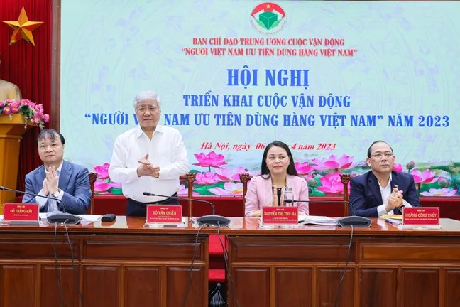 Chủ tịch Ủy ban Trung ương MTTQ Việt Nam Đỗ Văn Chiến điều hành hội nghị