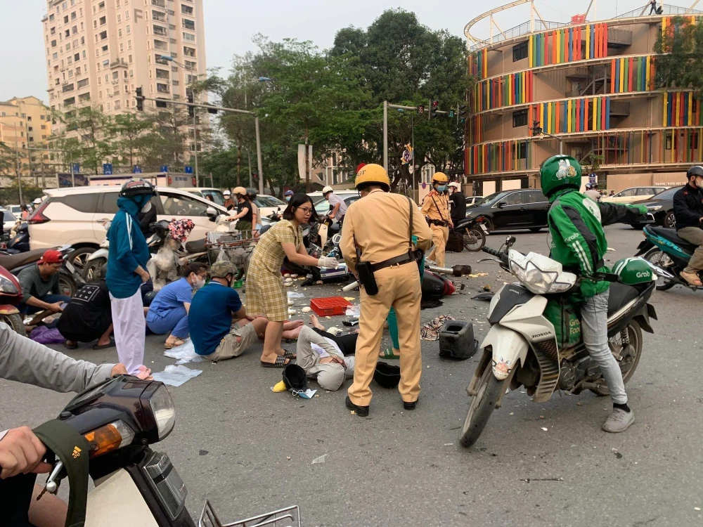 Hiện trường vụ tai nạn giao thông nghiêm trọng tại ngã tư Võ Chí Công- Xuân La, Hà Nội mới đây