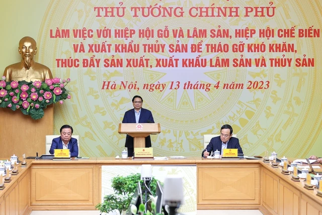 Thủ tướng chủ trì hội nghị tháo gỡ khó khăn, thúc đẩy sản xuất, xuất khẩu lâm sản, thủy sản. Ảnh: VIẾT CHUNG