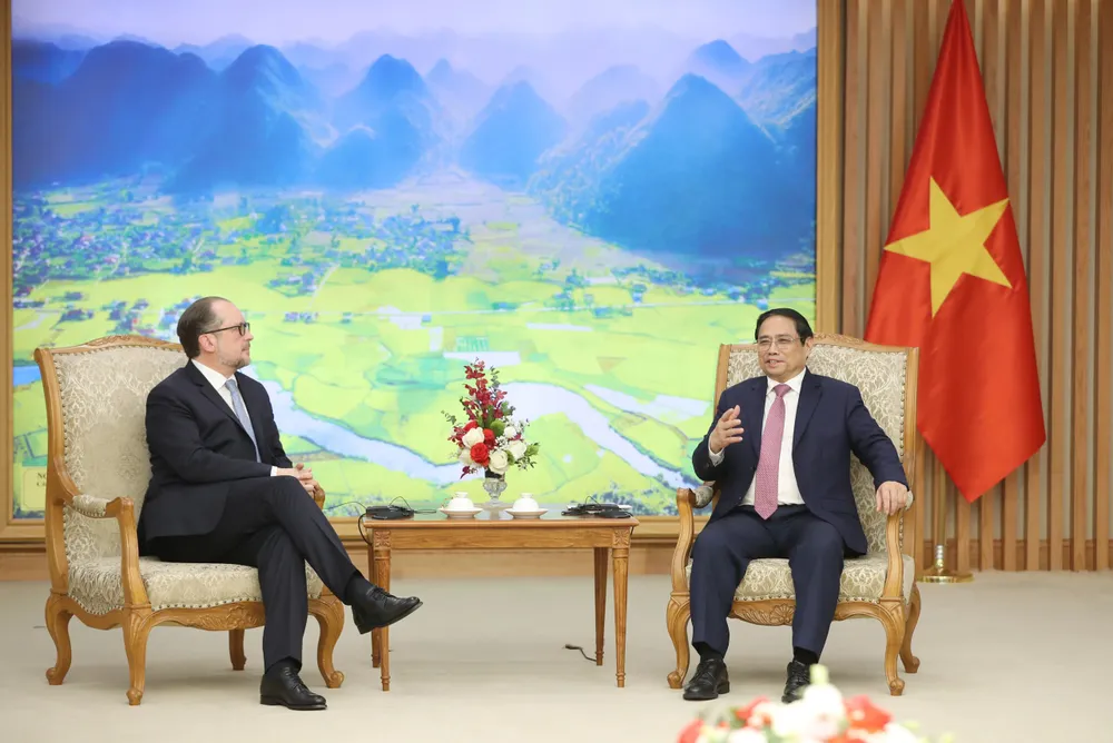 Thủ tướng Phạm Minh Chính tiếp Bộ trưởng Ngoại giao Cộng hoà Áo Alexander Schallenberg đang thăm chính thức Việt Nam, chiều 17-4. Ảnh: QUANG PHÚC