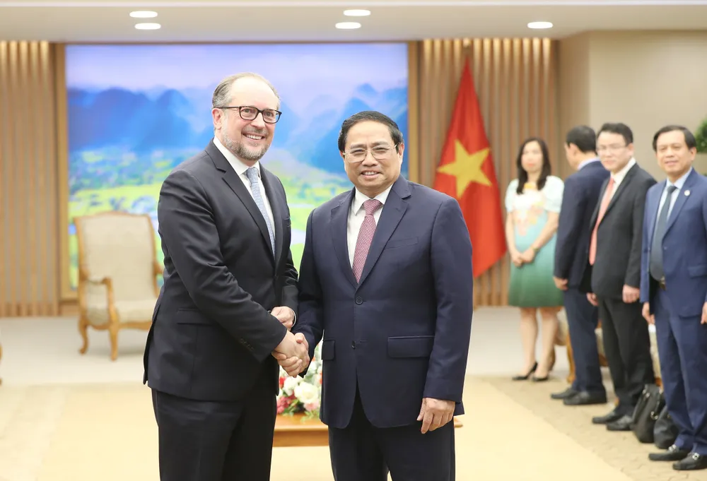 Thủ tướng Phạm Minh Chính tiếp Bộ trưởng Ngoại giao Cộng hoà Áo Alexander Schallenberg đang thăm chính thức Việt Nam, chiều 17-4. Ảnh: QUANG PHÚC