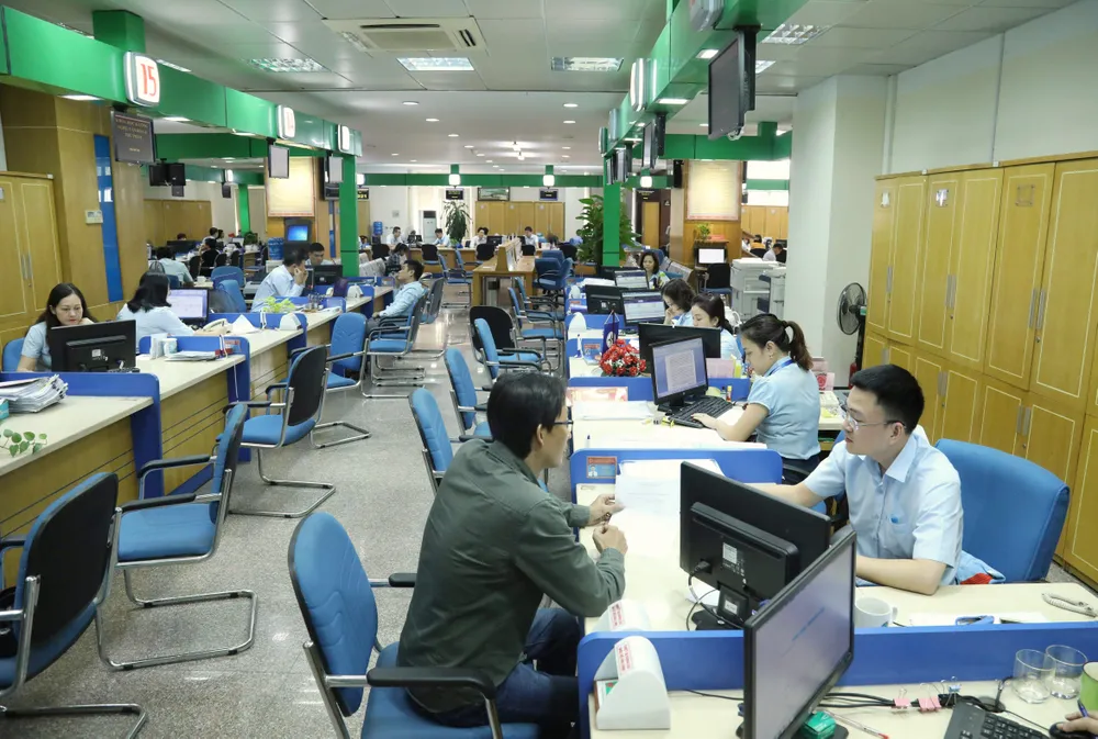 Người dân làm thủ tục hành chính tại chính quyền. Ảnh: QUANG PHÚC Người dân làm thủ tục hành chính tại chính quyền. Ảnh: QUANG PHÚC