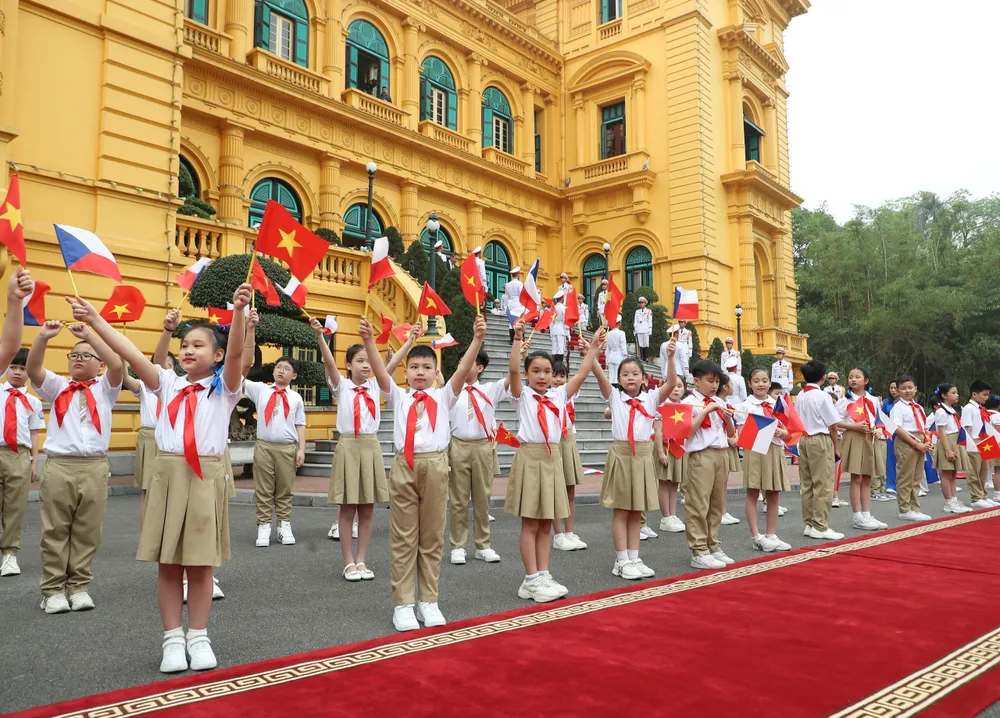 Thiếu nhi Hà Nội chào đón Thủ tướng Cộng hòa Czech Petr Fiala