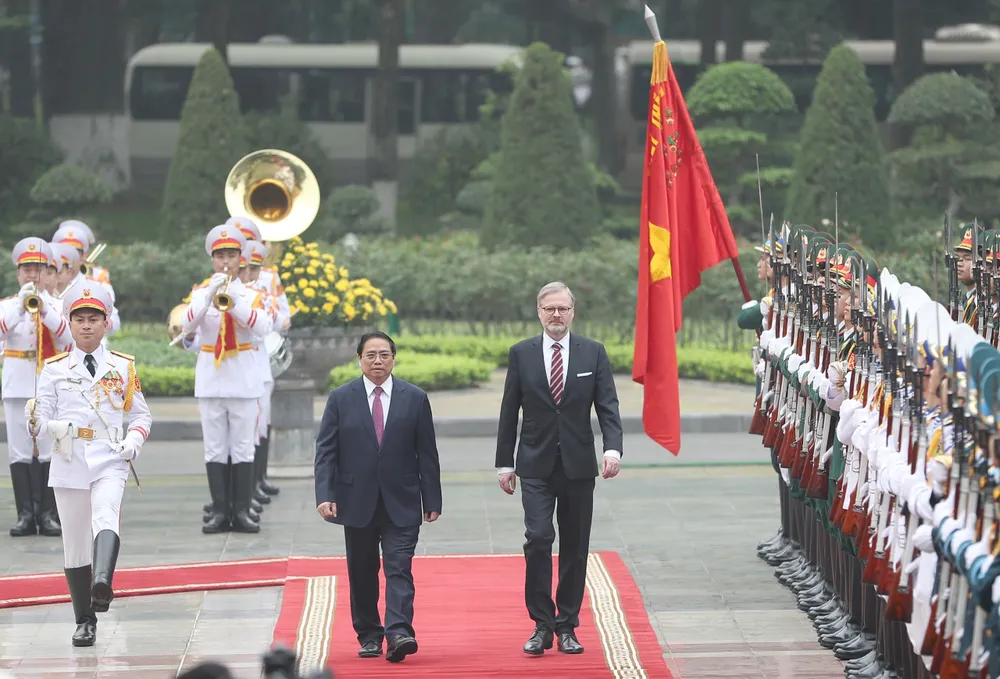 Thủ tướng Phạm Minh Chính và Thủ tướng Petr Fiala duyệt đội danh dự Quân đội nhân dân Việt Nam