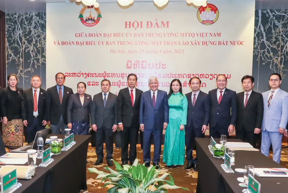 Đoàn đại biểu Mặt trận Việt Nam và Lào. Ảnh: VIẾT CHUNG Đoàn đại biểu Mặt trận Việt Nam và Lào. Ảnh: VIẾT CHUNG