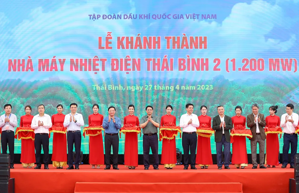Thủ tướng Phạm Minh Chính và các đại biểu cắt băng khánh thành Nhà máy Nhiệt điện Thái Bình. Ảnh: VIẾT CHUNG