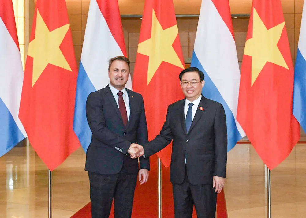 Chủ tịch Quốc hội Vương Đình Huệ và Thủ tướng Đại Công quốc Luxembourg Xavier Bettel. Ảnh: VIẾT CHUNG