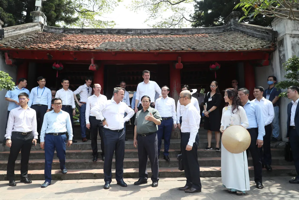 Thủ tướng Phạm Minh Chính và Thủ tướng Luxembourg Xavier Bettel tại Văn Miếu – Quốc Tử Giám, chiều 4-5. Ảnh: QUANG PHÚC