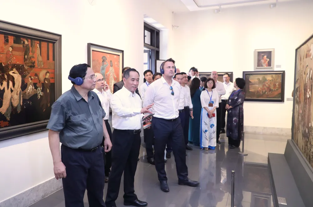 Thủ tướng Phạm Minh Chính và Thủ tướng Xavier Bettel nghe giới thiệu về Bảo tàng Mỹ thuật Việt Nam. Ảnh: QUANG PHÚC
