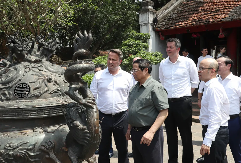 Thủ tướng Phạm Minh Chính và Thủ tướng Luxembourg Xavier Bettel tham quan Văn Miếu – Quốc Tử Giám. Ảnh: QUANG PHÚC