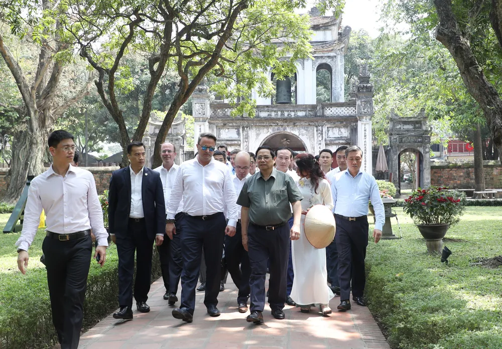 Thủ tướng Phạm Minh Chính và Thủ tướng Luxembourg Xavier Bettel tham quan Văn Miếu – Quốc Tử Giám. Ảnh: QUANG PHÚC