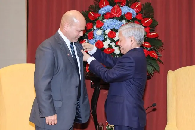 Chủ tịch Ủy ban Trung ương MTTQ Việt Nam Đỗ Văn Chiến tặng quà lưu niệm Chủ tịch Ủy ban Bảo vệ Cách mạng Cuba Gerardo Hernandez Nordelo