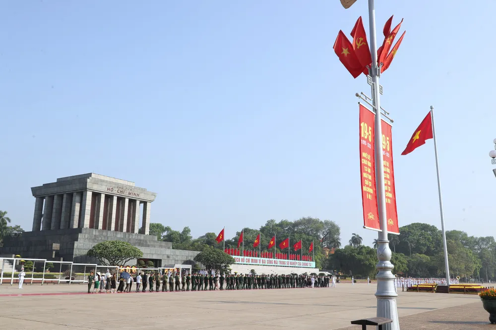Các đại biểu vào Lăng viếng Chủ tịch Hồ Chí Minh, sáng 18-5. Ảnh: QUANG PHÚC Các đại biểu vào Lăng viếng Chủ tịch Hồ Chí Minh, sáng 18-5. Ảnh: QUANG PHÚC