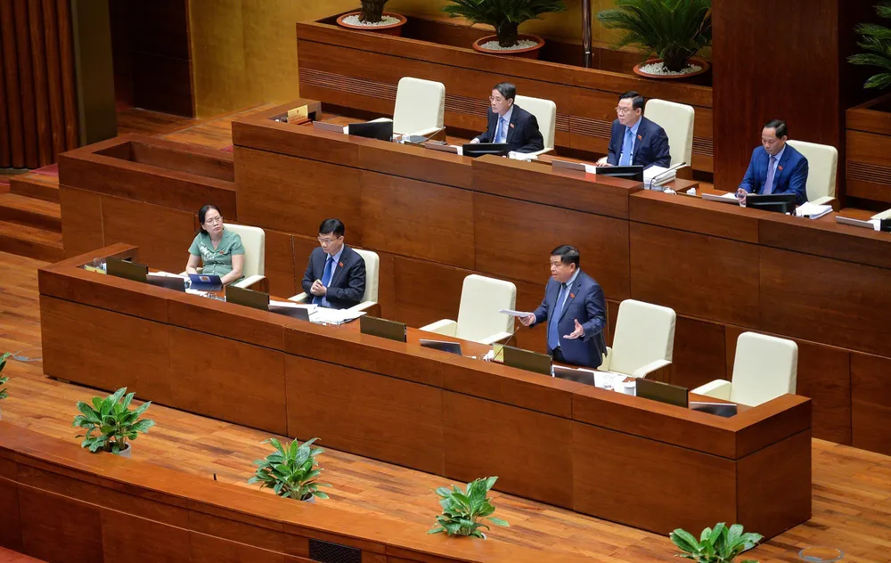 Bộ trưởng Bộ KH-ĐT Nguyễn Chí Dũng giải trình. Ảnh: VIẾT CHUNG