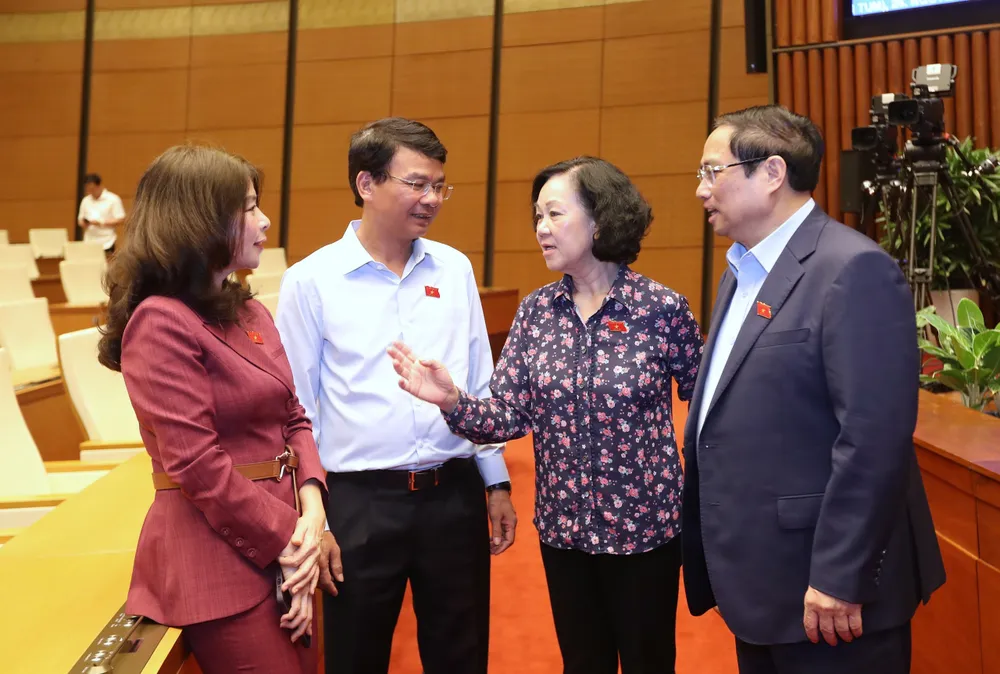 Thủ tướng Chính phủ Phạm Minh Chính trao đổi với các đại biểu Quốc hội sáng 29-5. Ảnh: QUANG PHÚC