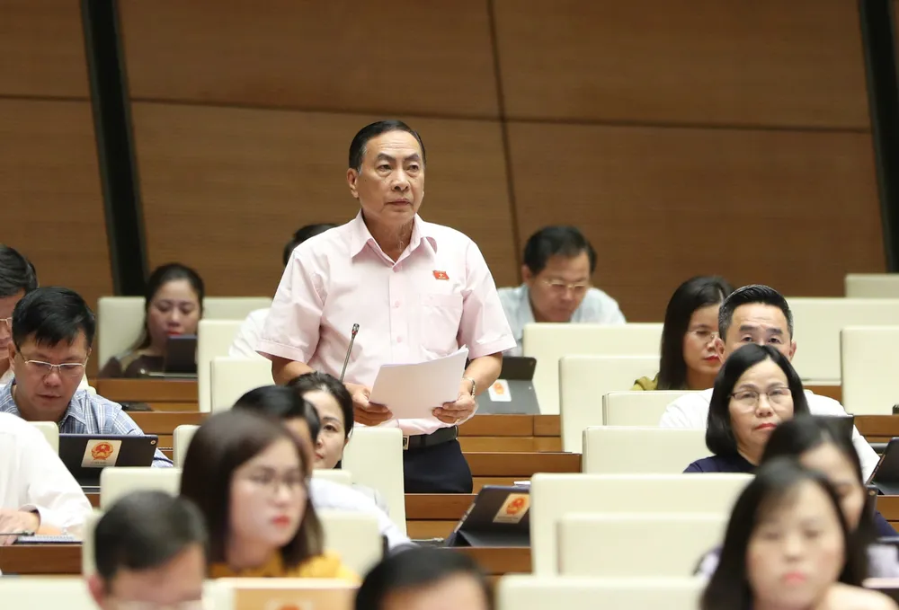 ĐB Phạm Văn Hòa (Đồng Tháp) thảo luận tại hội trường chiều 31-5. Ảnh: QUANG PHÚC ĐB Phạm Văn Hòa (Đồng Tháp) thảo luận tại hội trường chiều 31-5. Ảnh: QUANG PHÚC