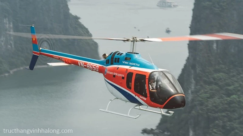 Máy bay trực thăng Bell 505 số hiệu VN-8650 bay trên Vịnh Hạ Long