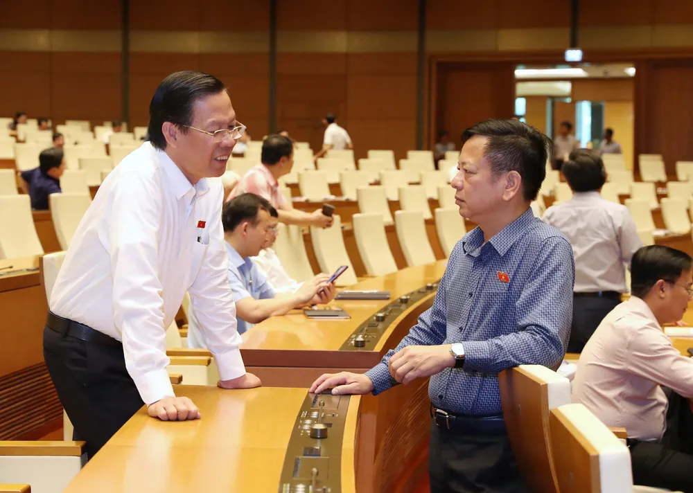 Chủ tịch UBND TPHCM Phan Văn Mãi trao đổi với đại biểu trước phiên họp. Ảnh: QUANG PHÚC Chủ tịch UBND TPHCM Phan Văn Mãi trao đổi với đại biểu trước phiên họp. Ảnh: QUANG PHÚC