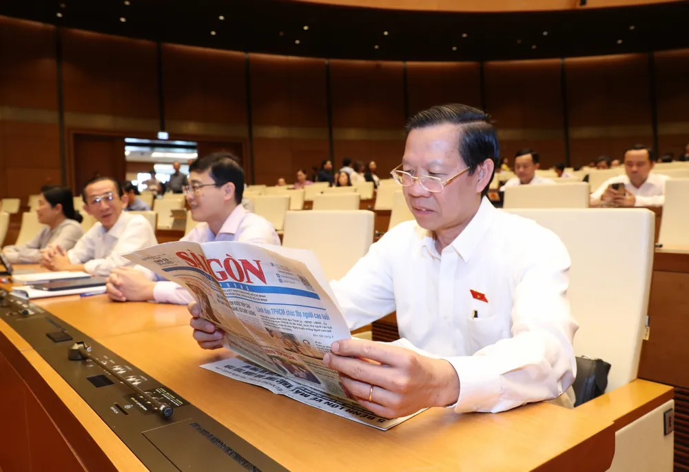 ĐBQH đọc báo SGGP trước khi vào phiên họp. Ảnh: QUANG PHÚC ĐBQH đọc báo SGGP trước khi vào phiên họp. Ảnh: QUANG PHÚC