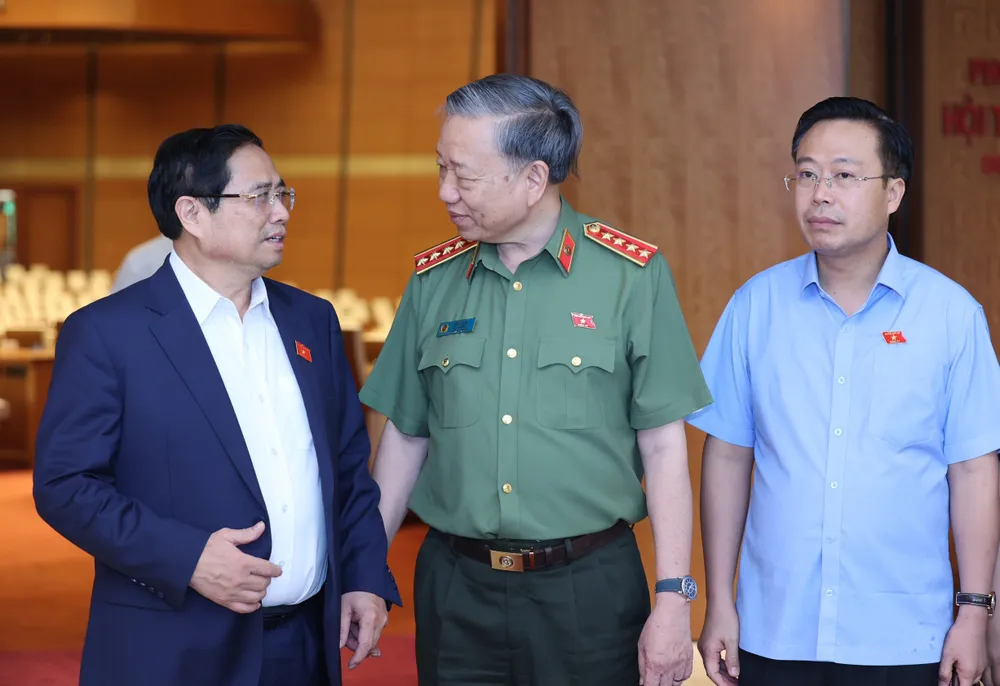 Thủ tướng Phạm Minh Chính trao đổi với Bộ trưởng Bộ Công an Tô Lâm ngày 2-6. Ảnh: VIẾT CHUNG Thủ tướng Phạm Minh Chính trao đổi với Bộ trưởng Bộ Công an Tô Lâm ngày 2-6. Ảnh: VIẾT CHUNG