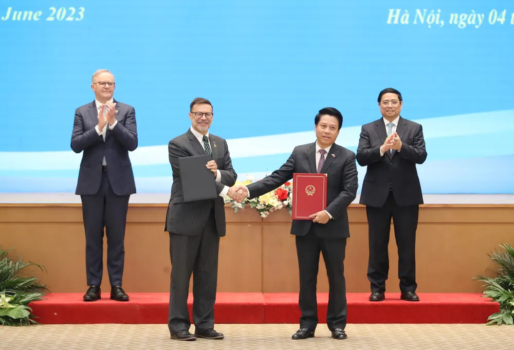Ngân hàng Nhà nước Việt Nam và Trung tâm Phân tích và Báo cáo giao dịch Australia (AUSTRAC) trao đổi Bản ghi nhớ giữa về hợp tác trao đổi thông tin tình báo tài chính. Ảnh: QUANG PHÚC Ngân hàng Nhà nước Việt Nam và Trung tâm Phân tích và Báo cáo giao dịch Australia (AUSTRAC) trao đổi Bản ghi nhớ giữa về hợp tác trao đổi thông tin tình báo tài chính. Ảnh: QUANG PHÚC