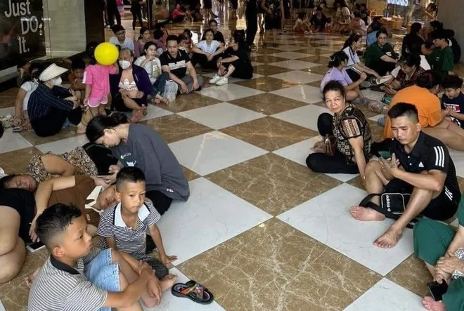 Nhiều nơi mất điện, người dân phải "trú ẩn" ở trung tâm thương mại, siêu thị Nhiều nơi mất điện, người dân phải "trú ẩn" ở trung tâm thương mại, siêu thị