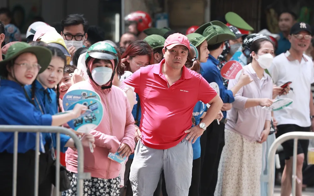 Phụ huynh mong ngóng con tham dự kỳ thi vào lớp 10 đầy áp lực. Ảnh: VIẾT CHUNG