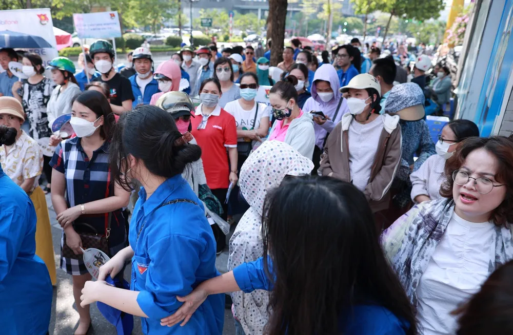 Cha mẹ học sinh ngóng đợi con ở khu vực thi Cha mẹ học sinh ngóng đợi con ở khu vực thi