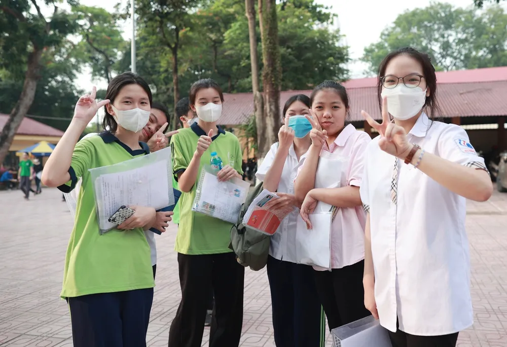 Thí sinh phấn khởi hoàn tất kỳ thi vào 10. Ảnh: VIẾT CHUNG Thí sinh phấn khởi hoàn tất kỳ thi vào 10. Ảnh: VIẾT CHUNG