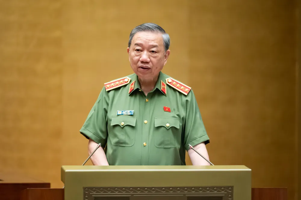 Bộ trưởng Bộ Công an Tô Lâm trình bày tờ trình Bộ trưởng Bộ Công an Tô Lâm trình bày tờ trình