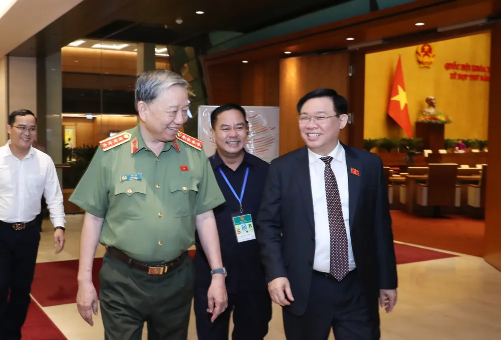 Chủ tịch Quốc hội Vương Đình Huệ trao đổi với Bộ trưởng Bộ Công an Tô Lâm tại phiên họp chiều 22-6. Ảnh QUANG PHÚC Chủ tịch Quốc hội Vương Đình Huệ trao đổi với Bộ trưởng Bộ Công an Tô Lâm tại phiên họp chiều 22-6. Ảnh QUANG PHÚC