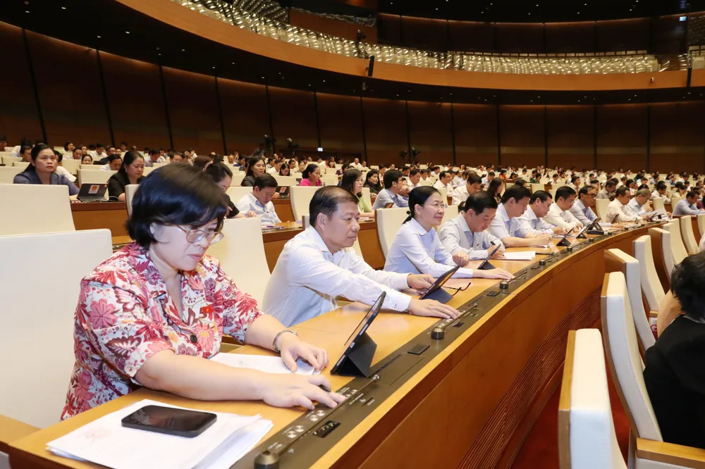 Đại biểu Quốc hội biểu quyết thông qua nghị quyết chiều 22-6. Ảnh: QUANG PHÚC Đại biểu Quốc hội biểu quyết thông qua nghị quyết chiều 22-6. Ảnh: QUANG PHÚC