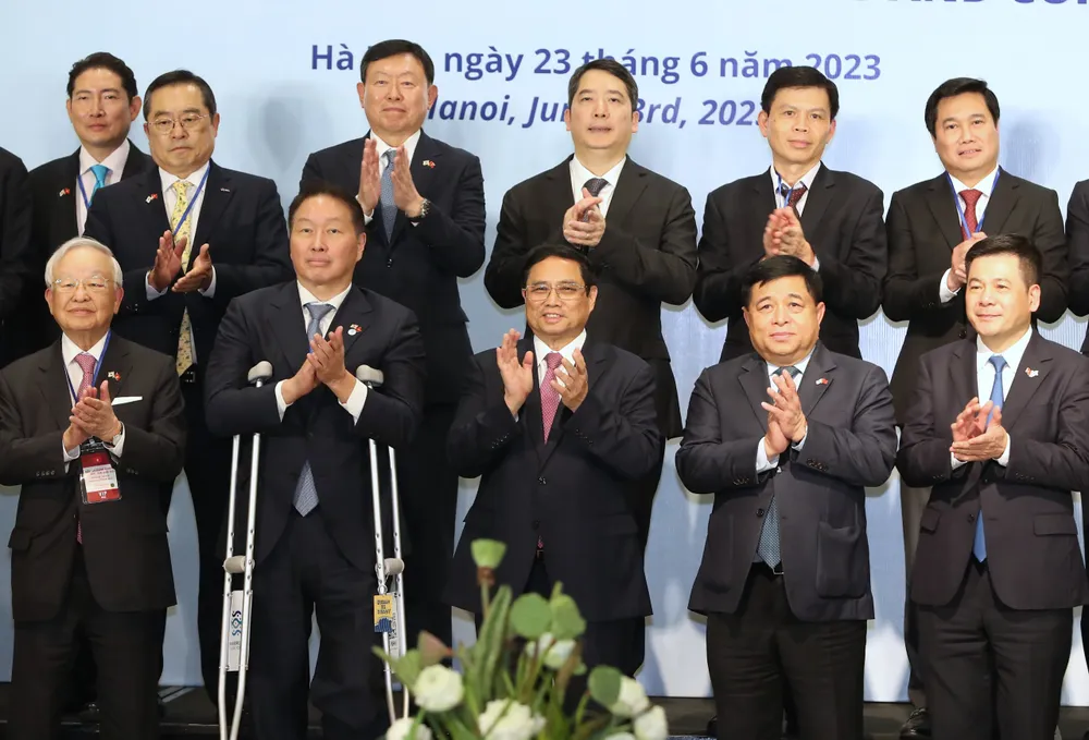 Thủ tướng Phạm Minh Chính và các đại biểu dự Tọa đàm bàn tròn với các hiệp hội doanh nghiệp và tập đoàn lớn của Hàn Quốc. Ảnh: QUANG PHÚC