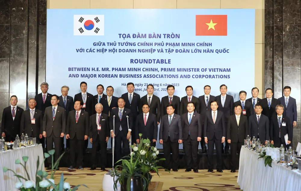 Thủ tướng Phạm Minh Chính và các đại biểu dự Tọa đàm bàn tròn với các hiệp hội doanh nghiệp và tập đoàn lớn của Hàn Quốc. Ảnh: QUANG PHÚC