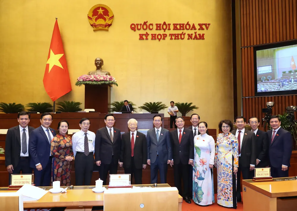 Lãnh đạo Đảng, Nhà nước chúc mừng đoàn đại biểu Quốc hội TPHCM sau khi Quốc hội biểu quyết thông qua Nghị quyết thí điểm một số cơ chế, chính sách đặc thù phát triển TPHCM, chiều 24-6. Ảnh: QUANG PHÚC Lãnh đạo Đảng, Nhà nước chúc mừng đoàn đại biểu Quốc hội TPHCM sau khi Quốc hội biểu quyết thông qua Nghị quyết thí điểm một số cơ chế, chính sách đặc thù phát triển TPHCM, chiều 24-6. Ảnh: QUANG PHÚC