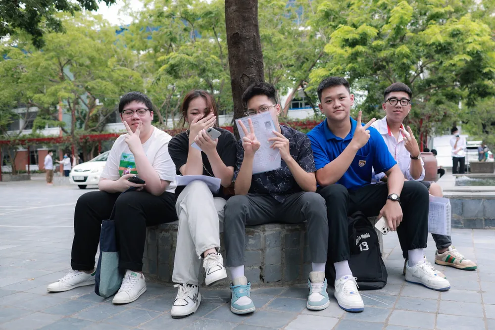 Thí sinh phấn khởi làm thủ tục dự thi tại Trường THPT Lương Thế Vinh, quận Cầu Giấy, Hà Nội, chiều 27-6. Ảnh: VIẾT CHUNG