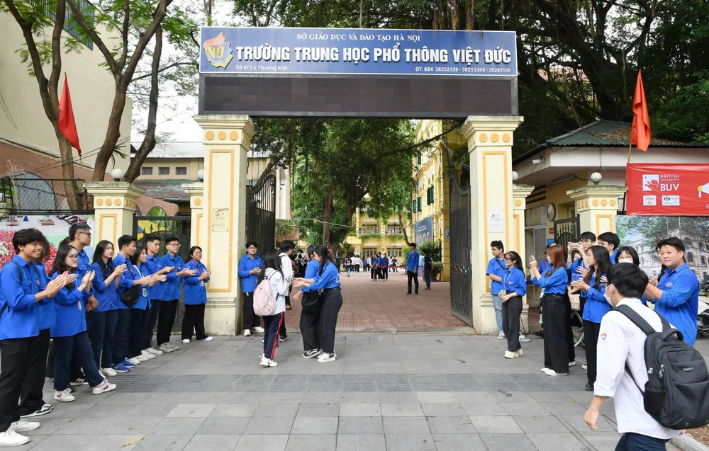 Thí sinh làm thủ tục dự thi được lực lượng tình nguyện hỗ trợ tối đa, tại Trường THPT Việt Đức, Hà Nội, chiều 27-6. Ảnh: VIẾT CHUNG