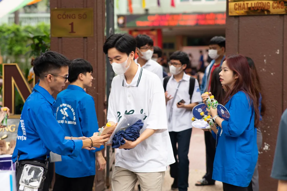 Thanh niên tình nguyện hỗ trợ thí sinh tại điểm trường THCS-THPT Nguyễn Bỉnh Khiêm (Cầu Giấy, Hà Nội. Ảnh: HOÀNG DƯỠNG