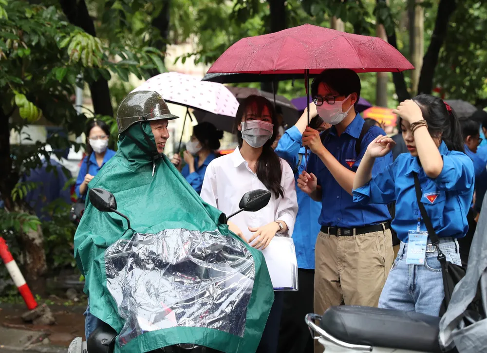 Sáng nay 28-6, Hà Nội mưa rả rích khiến phụ huynh, thí sinh di chuyển có phần khó khăn. Ảnh: QUANG PHÚC Sáng nay 28-6, Hà Nội mưa rả rích khiến phụ huynh, thí sinh di chuyển có phần khó khăn. Ảnh: QUANG PHÚC