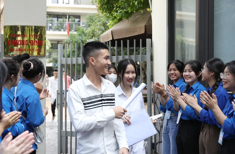 Thanh niên tình nguyện hỗ trợ thí sinh tại điểm trường THCS Khương Đình, quận Thanh Xuân, Hà Nội sáng 28-6. Ảnh: QUANG PHÚC