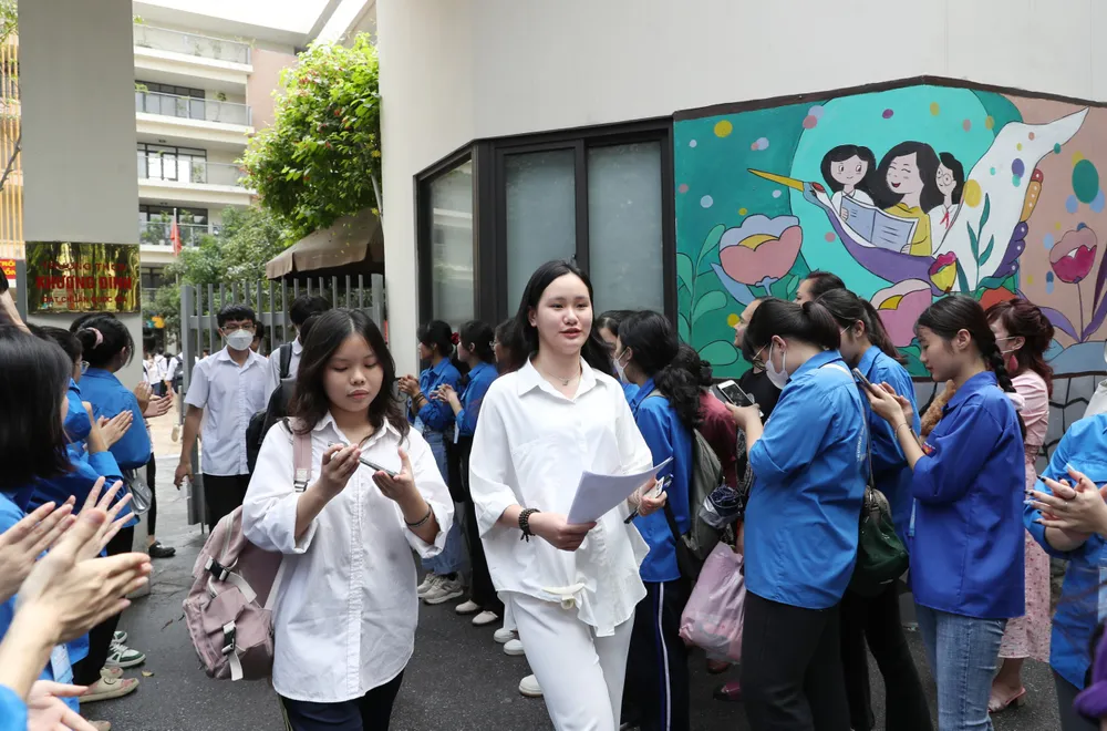 Thí sinh hoàn thành môn thi đầu tiên, kỳ thi tốt nghiệp THPT tại điểm Trường THCS Khương Đình, quận Thanh Xuân, Hà Nội, sáng 28-6. Ảnh: QUANG PHÚC Thí sinh hoàn thành môn thi đầu tiên, kỳ thi tốt nghiệp THPT tại điểm Trường THCS Khương Đình, quận Thanh Xuân, Hà Nội, sáng 28-6. Ảnh: QUANG PHÚC