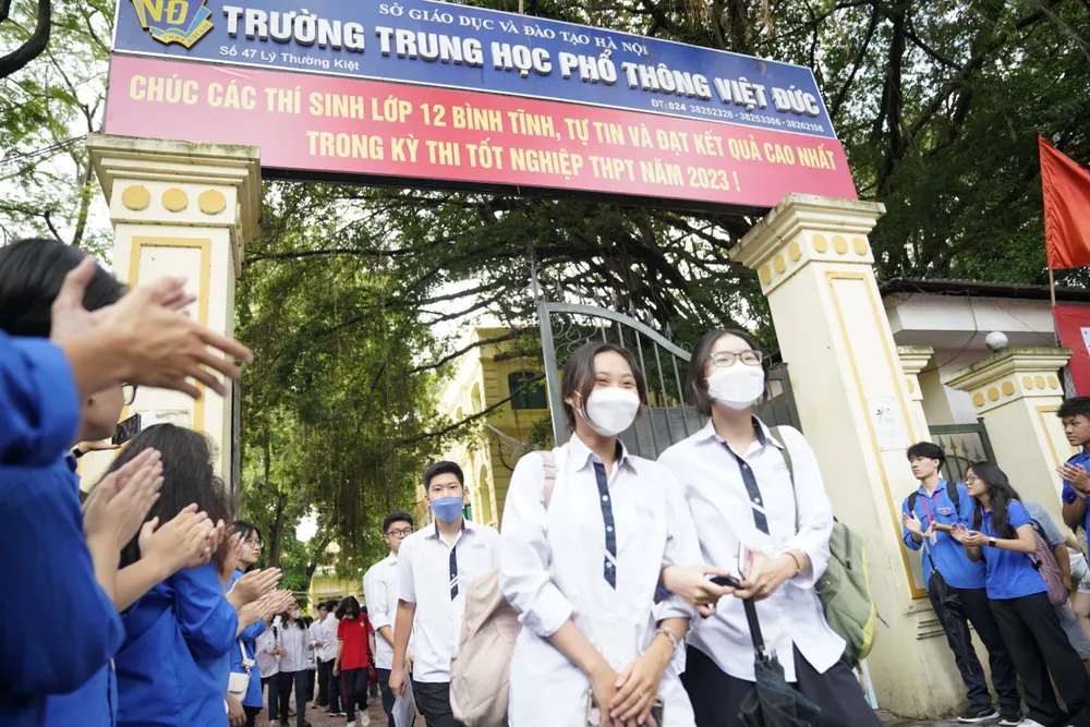 Màu áo xanh tình nguyện tại điểm thi Trường THPT Việt Đức, Hà Nội. Ảnh: ĐỖ TRUNG