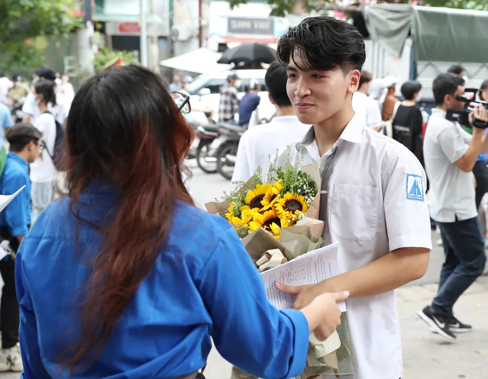 Thí sinh được tặng hoa khi ra đầu tiên trong buổi thi chiều nay ở điểm thi Trường THPT Nguyễn Bỉnh Khiêm, quận Cầu Giấy. Ảnh: QUANG PHÚC Thí sinh được tặng hoa khi ra đầu tiên trong buổi thi chiều nay ở điểm thi Trường THPT Nguyễn Bỉnh Khiêm, quận Cầu Giấy. Ảnh: QUANG PHÚC
